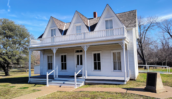 Partner with the leading lakefront home builder in Texas. Build a luxurious, custom home that captures the beauty of lakeside living.